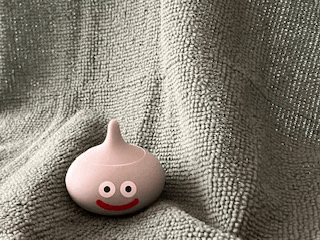 ホチキスの芯が入っている小物入れのGIF。メタルスライムの形をしており、頭のてっぺんがふたになっている。ふたをしたままの画像とふたが開いて中のホチキスの芯が見えている画像が交互に映っている。小さくてほとんど容量がない。これは実用的なのだろうか?