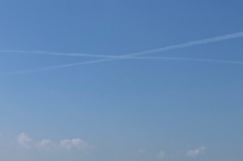 空の写真　夏の雲　画像の中心に大きなバッテン　２本の真っ直ぐな飛行機雲が交差して大きなバッテンに見えるのだ。その画像のバッテン部に寄った画像。